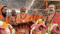 H.H. Swamiji with other Mahatmas performing Aarti
